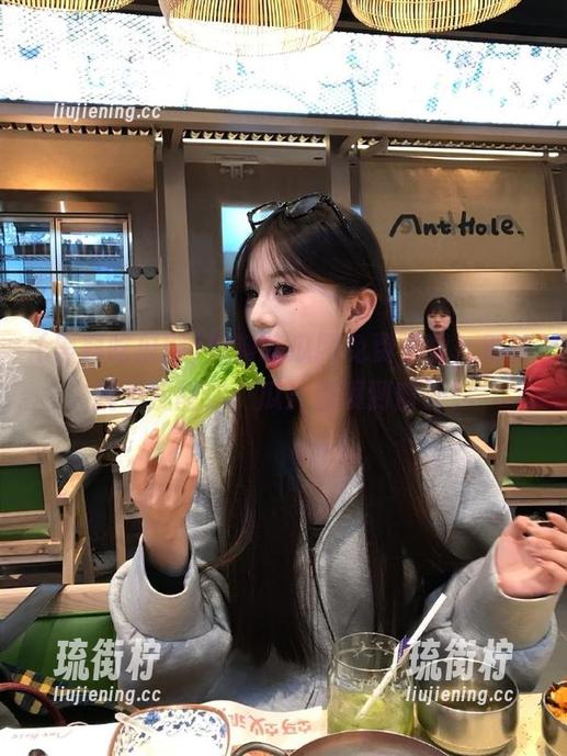黑料吃瓜网免费下载，别怪我不提醒你，瓜汁别喷到窗外！
